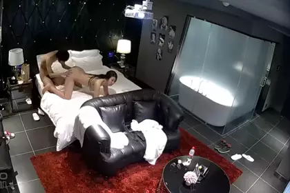 社会小情侣开房打炮 女主很高 口活不错 在浴缸里直接干起来 又到床上打了一炮