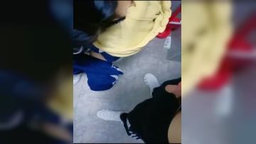 长像清甜美人胚子大二模特系妹子为和同学攀比借款高利贷两千逾期要还2万,被迫卖掉初夜第01集